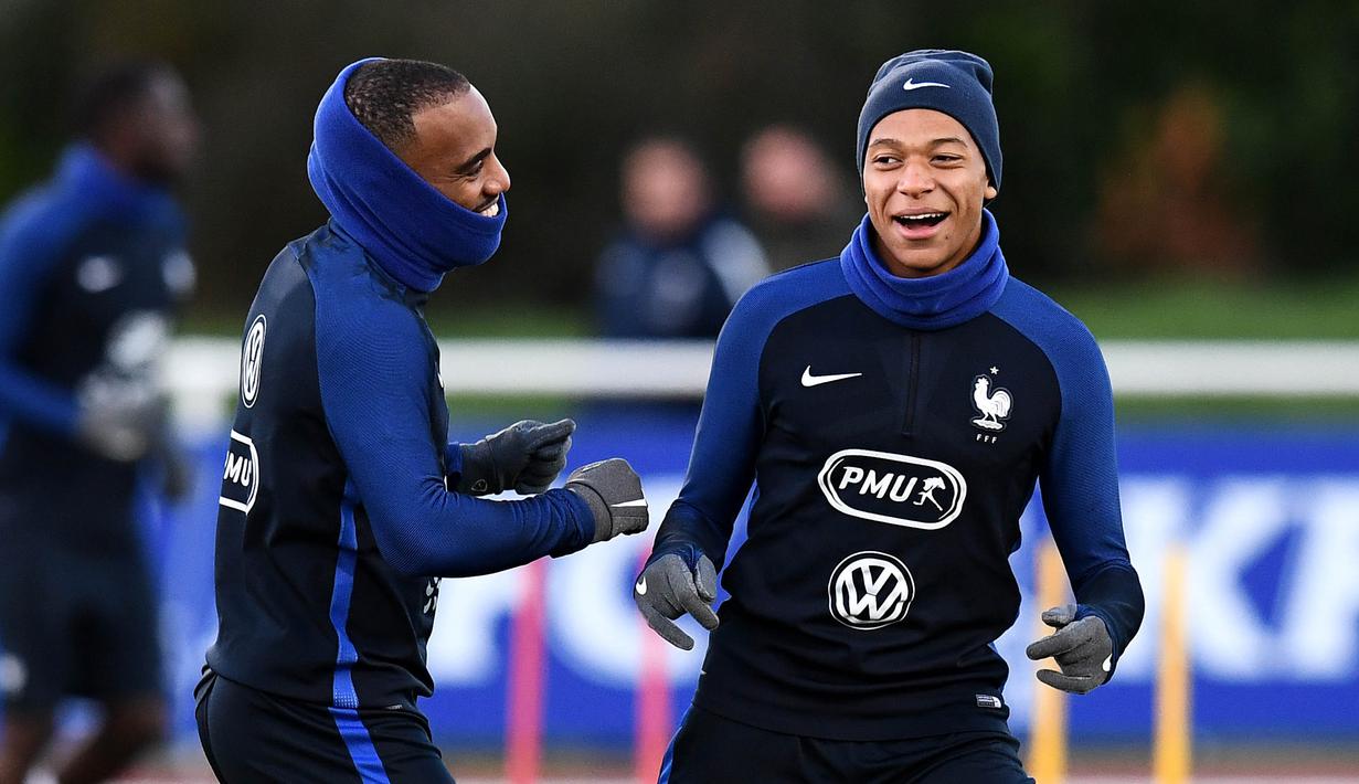 Striker Prancis, Kylian Mbappe dan Alexandre Lacazette saat mengikuti sesi latihan jelang laga persahabatan di Paris, Selasa (7/11/2017). Prancis akan berhadapan dengan Jerman dan Wales. (AFP/Franck Fife)