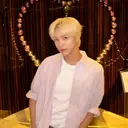 Momen Haechan NCT Bagikan Potret di Pinggir Jalan Jakarta, Gayanya Santai