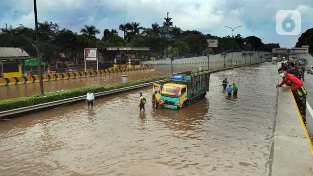 FOTO: Banjir Rendam Tol JORR di Kawasan TB Simatupang