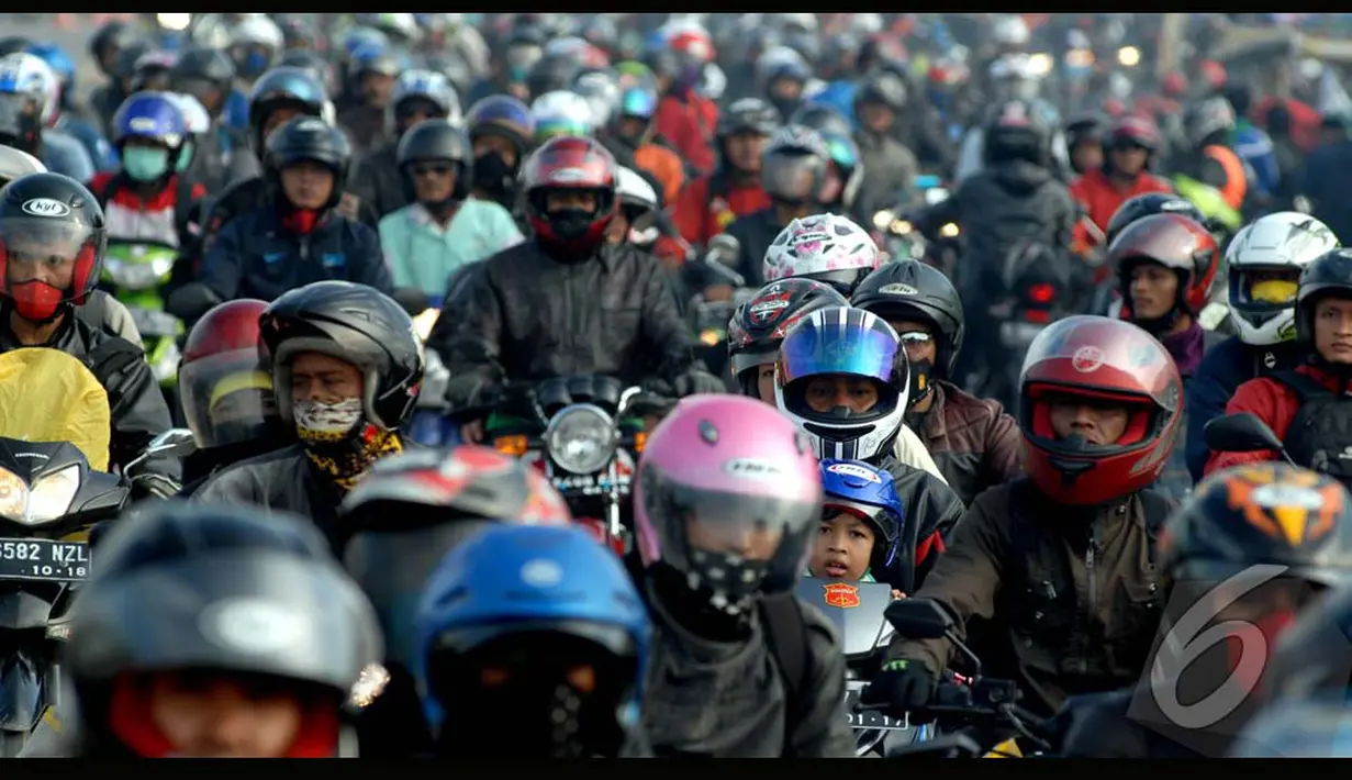 Sudah menjadi sebuah tradisi dari tahun ke tahun-tahun. Puncak arus mudik biasanya terjadi pada malam sebelum lebaran, Jawa Barat, Sabtu (26/7/2014) (Liputan6.com/Miftahul Hayat) 
