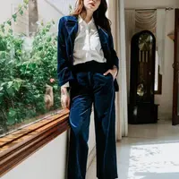 Laura Basuki memberi inspirasi styling bergaya 'Parisian Chic' lewat koleksi UNIQLO Ines de la Fressange Fall/Winter 2020 (Foto: Dok. Uniqlo)
