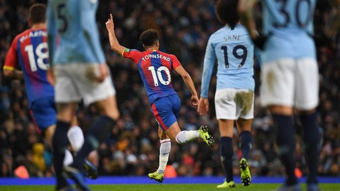 Gelandang Crystal Palace, Andros Townsend, merayakan gol ke gawang Manchester City pada laga Premier League, di Stadion Etihad, Manchester, Sabtu (22/12/2018). (AFP/Paul Ellis)