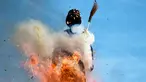Upacara pembakaran Böögg saat karnaval khas Zurich di Swiss, Senin (24/4). Böögg adalah boneka salju raksasa sebagai simbolisasi musim dingin. (AFP PHOTO / Michael Buholzer)