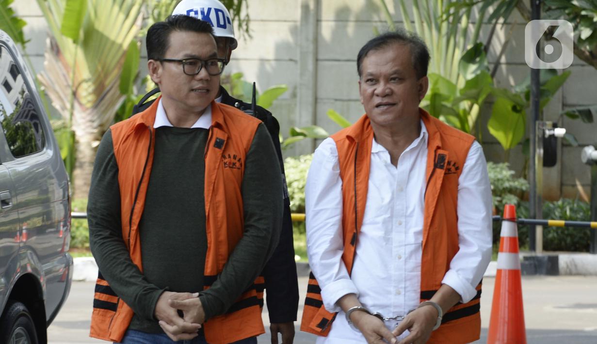 Dirut Perum Perindo, Risyanto Suanda (kiri) dan Ibnu Ghopur penyuap Bupati Sidoarjo Saiful Ilah (kanan) tiba di Gedung KPK, Jakarta, Kamis (16/01/2020). Ibnu diperiksa terkait suap proyek infrastruktur di Dinas PUPR Kabupaten Sidoarjo. (merdeka.com/Dwi Narwoko)