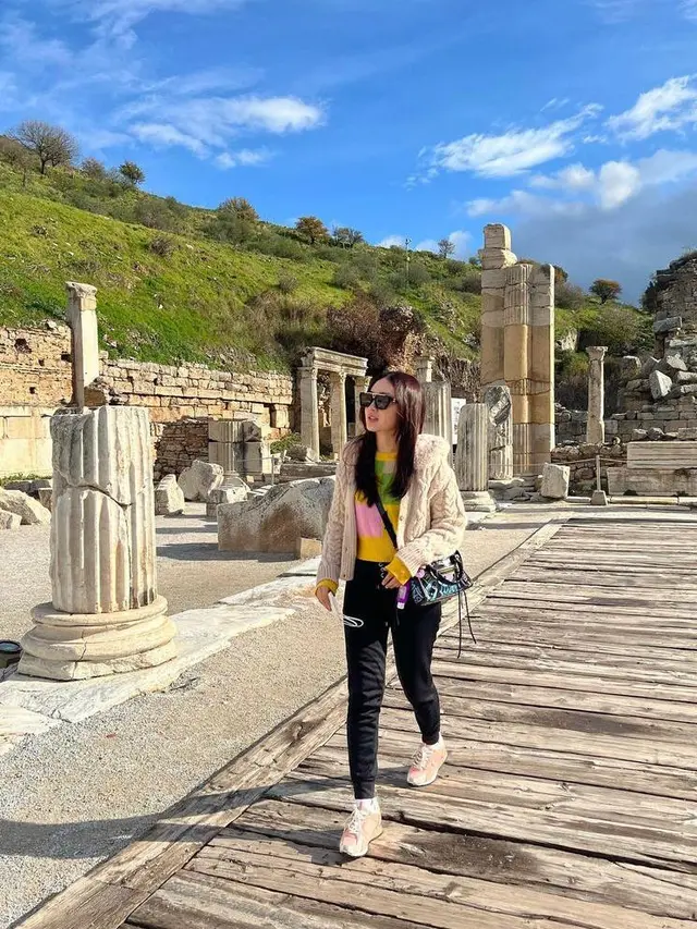 10 Gaya Kasual Natasha Wilona saat Liburan di Bali hingga Dubai, Selalu Stylish