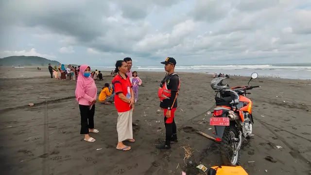 Pencarian korban tenggelam di pantai Gili Anyar, Adipala, Cilacap. (Foto: Liputan6.com/Basarnas)