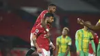 Gelandang Manchester United, Bruno Fernandes (tengah) berselebrasi usai mencetak gol ke gawang West Bromwich Albion pada pertandingan Lanjutan Liga Inggris di stadion Old Trafford di Manchester, Inggris, Sabtu (21/11/2020). MU menang tipis atas West Bromwich Albion 1-0. (Alex Livesey / Pool via AP)