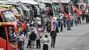 Calon penumpang saat menunggu keberangkatan bus di Terminal Kampung Rambutan, Jakarta, Selasa (4/5/2021). Jelang pemberlakukan larangan mudik, jumlah penumpang di Terminal Kampung Rambutan yang menggunakan bus AKAP melonjak hingga 30 persen sejak awal Mei 2021. (merdeka.com/Iqbal S. Nugroho)