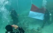 FOTO: Keren! Lanal Banten Kibarkan Merah Putih dari Dasar Laut Pulau Sangiang