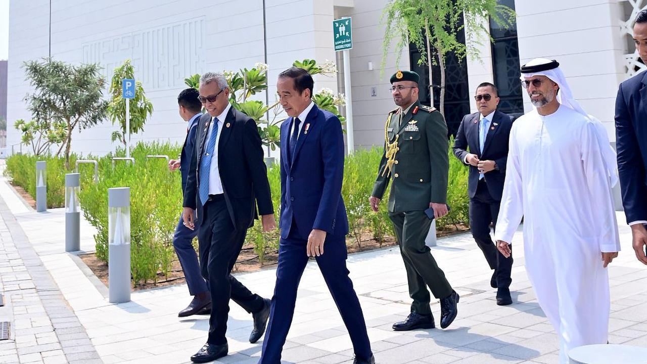 Masjid yang dilalui Jalan Presiden Joko Widodo ini tampak megah dengan nuansa putih. Simak penampakannya!&nbsp;Foto: BPMI Setpres/Muchlis Jr