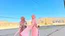 Sambil berpose di depan Maraya yang viral, Happy Asmara terlihat mengenakan gamis bermotif dipadukan hijab syar’i warna pink pastel.  [@happy_asmara77]