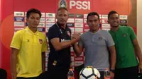 Pelatih interim Timnas Indonesia, Bima Sakti, didampingi Ricky Fajrin, berpose bersama pelatih Myanmar, Antoine Hey, dan pemainnya, Si Thu Aung. (Bola.com/Benediktus Gerendo Pradigdo)