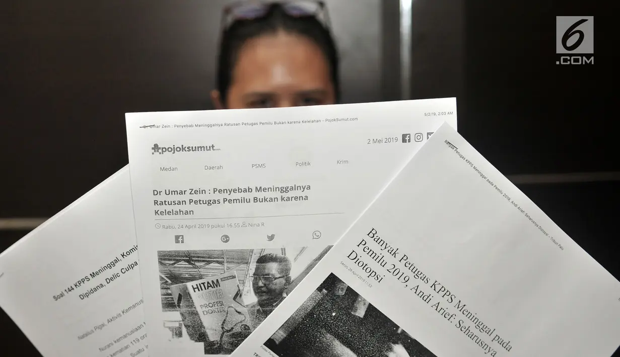 Anggota Gerakan Pita Kuning Kolaborasi Millenial Nusantara menunjukkan dokumen berisi artikel pemberitaan terkait meninggalnya petugas KPPS di Kantor Komnas HAM, Jakarta, Kamis (2/5/2019). Gerakan Pita Kuning mendesak Komnas HAM mengusut meninggalnya ratusan petugas KPPS. (merdeka.com/Iqbal Nugroho)