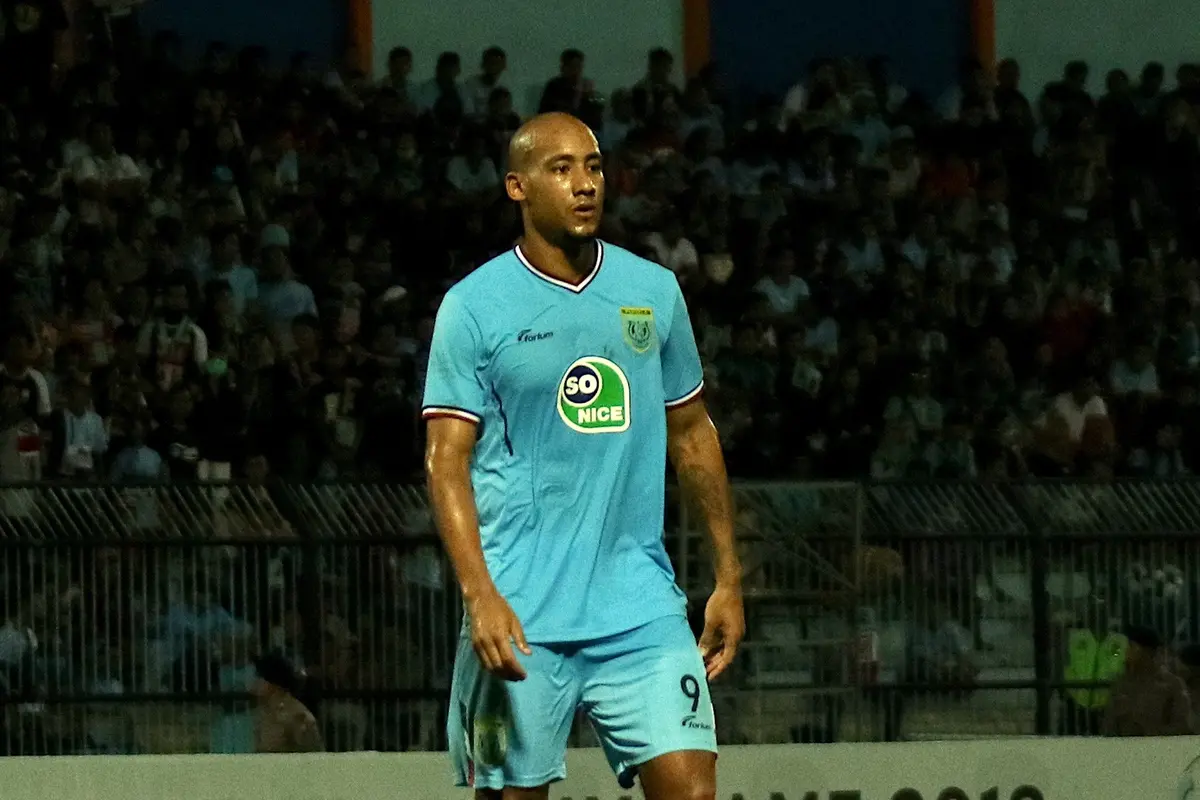 Striker Persela Lamongan, Loris Arnaud