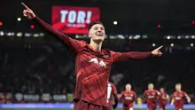 Penyerang Leipzig asal Slovenia #30, Benjamin Sesko, merayakan gol pertama timnya dalam pertandingan sepak bola divisi satu Bundesliga Jerman antara RB Leipzig dan Eintracht Frankfurt di Leipzig pada 15 Desember 2024. (Ronny HARTMANN/AFP)