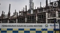 Aktivitas pekerja saat menyelesaikan proyek pembangunan rumah susun sewa (Rusunawa) Ujung Menteng di Jalan Inspeksi KBT, Jakarta, Kamis (5/11/2020). Rusunawa Ujung Menteng yang dibangun oleh PT Brantas Abipraya (Persero) itu ditargetkan rampung pada 2021. (merdeka.com/Iqbal Nugroho)