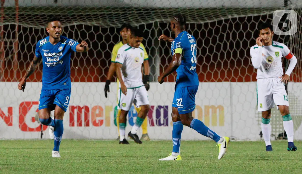 Striker Persib Bandung, Wander Luiz (kiri) melakukan selebrasi bersama Victor Igbonefo, usai mencetak gol ke gawang Persebaya Surabaya pada laga perempat final Piala Menpora 2021 di Stadion Maguwoharjo, Sleman, Minggu (11/4/2021). (Bola.com/M Iqbal Ichsan)