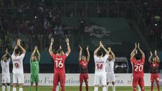 Pemain Indonesia dan Palestina melakukan viking clap pada laga Asian Games di Stadion Patriot, Jawa Barat, Rabu (15/8/2018). Indonesia takluk 1-2 dari Palestina. (Bola.com/Vitalis Yogi Trisna)