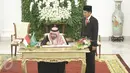 Raja Arab Saudi Salman bin Abdulaziz Al-Saud mengisi buku tamu di Istana Bogor, Jawa Barat, Rabu (1/2). Kunjungan kenegaraan Raja Salman membawa rombongan besar sekitar 1.500 orang. (Liputan6.com/Angga Yuniar) 