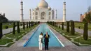 Presiden AS Donald Trump dan Ibu Negara Melania Trump berpose saat mengunjungi Taj Mahal di Agra, India, Senin (24/2/2020). Taj Mahal merupakan monumen cinta dari abad ke-17. (Mandel NGAN/AFP)