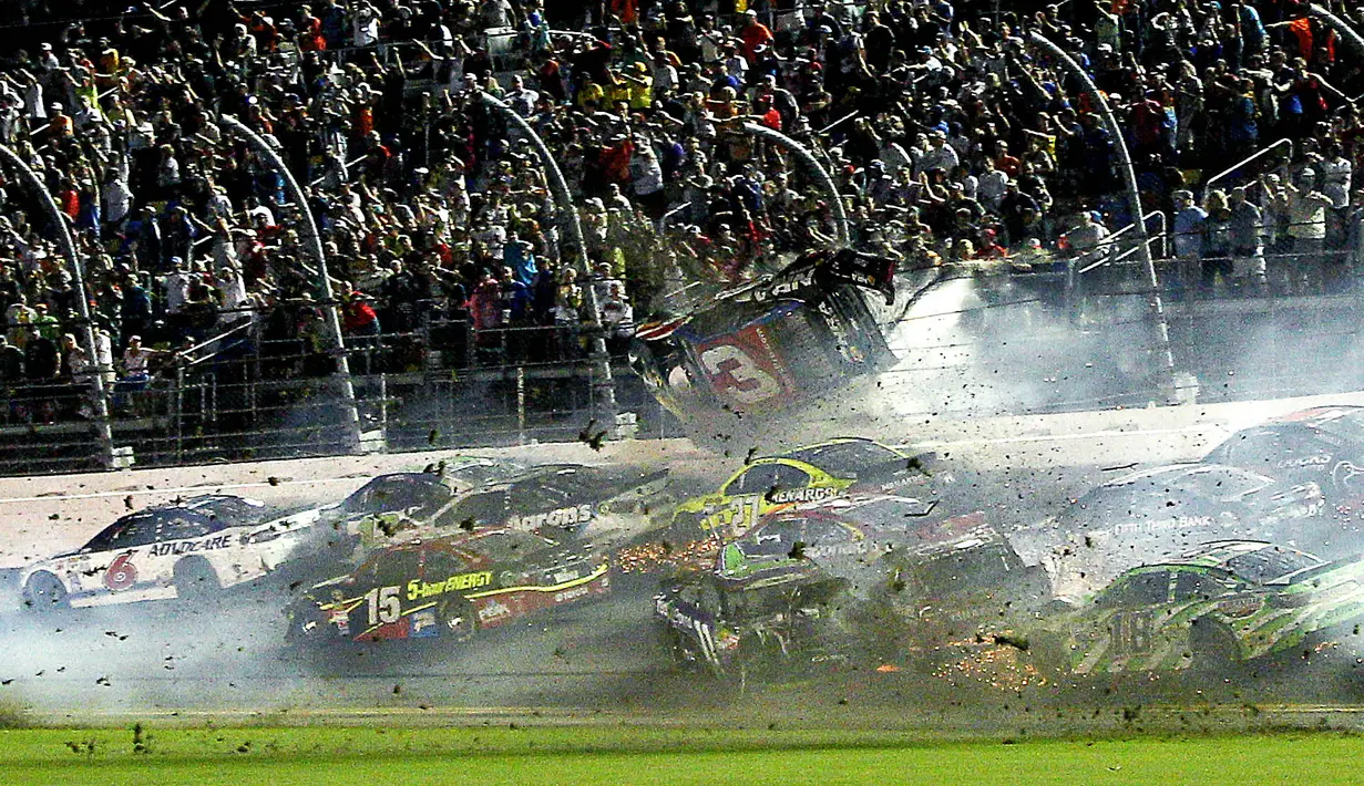 Tabrakan yang terjadi di NASCAR Sprint Cup Series, Amerika serikat, Senin (6/7/2015). Mobil Austin Dillon (no.3) terpental hingga mengenai pagar pembatas. (Reuters/Reinhold Matay)