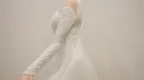 Dalam unggahan yang dibagikan sang desainer di Instagram, terlihat Jharna yang begitu  menawan dalam balutan gaun pengantin berwarna putih. Detail manik-manik putih yang menghiasi seluruh gaun membuat penampilan Jharna semakin elegan. [@hiantjen]