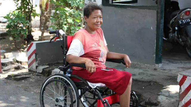 Warga Disabilitas di Mojokerto Dapat Kado Akhir Tahun Berupa Kursi Roda dan Kaki Palsu