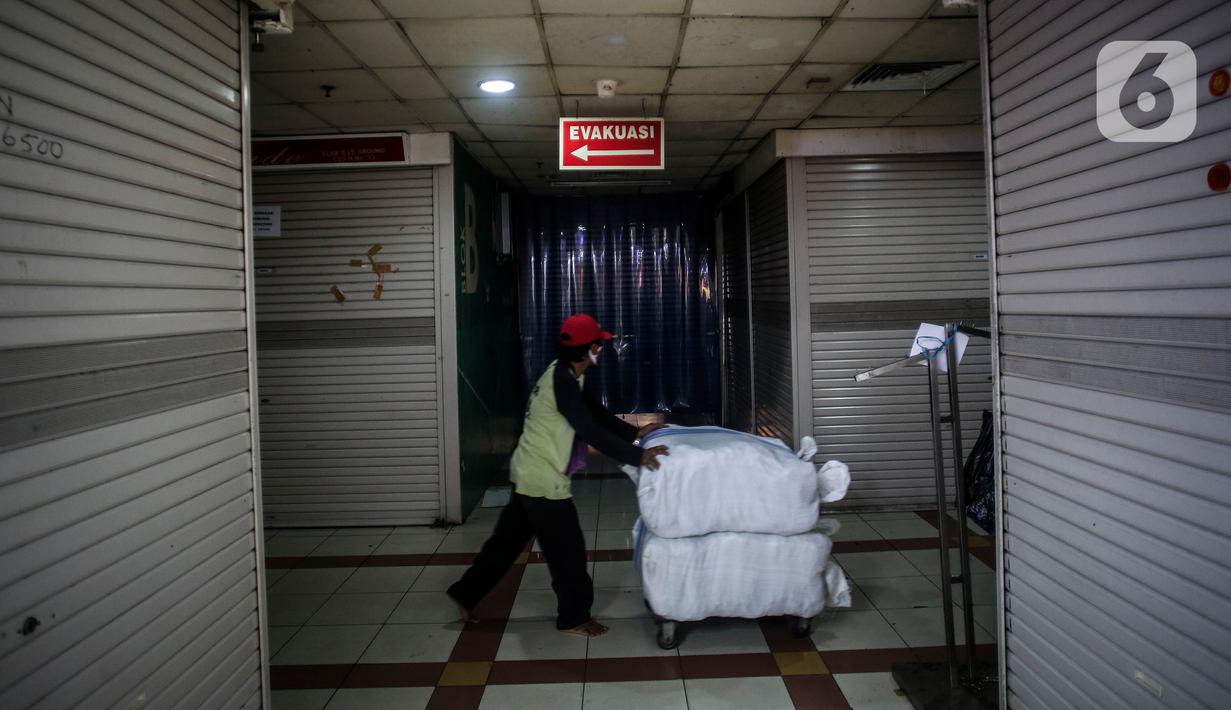 Pedagang pakaian menata dagangannya di Pasar Tanah Abang, Jakarta, Selasa (27/7/2021). Dengan kembalinya dibuka Pasar Tanah Abang penjual mengeluhkan pembeli yang sangat sepi akibat peraturan baru yang mewajibkan menunjukkan kartu vaksin Covid-19 saat hendak berbelanja. (Liputan6.com/Johan Tallo)