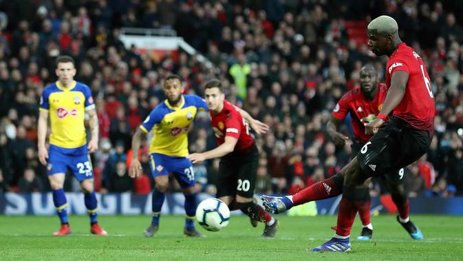 Gelandang Manchester United, Paul Pogba saat melakukan penalti ke gawang Southampton selama pertandingan lanjutan Liga Inggris di stadion Old Trafford, (2/3). MU menang tipis 3-2 atas Southampton. (Martin Rickett /PA via AP)