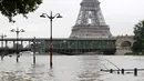 Pemandangan banjir di dekat menara Eiffel, Paris, Prancis, setelah hampir setiap hari hujan lebat menguyur negeri ini, (3/6). Presiden Francois Hollande menetapkan situasi darurat nasional di wilayah yang digenangi banjir. (REUTERS/Philippe Wojazer)