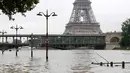 Pemandangan banjir di dekat menara Eiffel, Paris, Prancis, setelah hampir setiap hari hujan lebat menguyur negeri ini, (3/6). Presiden Francois Hollande menetapkan situasi darurat nasional di wilayah yang digenangi banjir. (REUTERS/Philippe Wojazer)