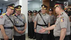 Kadiv Humas Polri Irjen Setyo Wasisto saat akan memberikan selamat kepada Brigadir Jenderal Polisi Yan Fitri dan Brigjen Rikwanto usai serah terima jabatan Karo Penmas Polri di Gedung Divisi Humas Polri, Jakarta, Jumat (24/11). (Liputan6.com/Angga Yuniar)