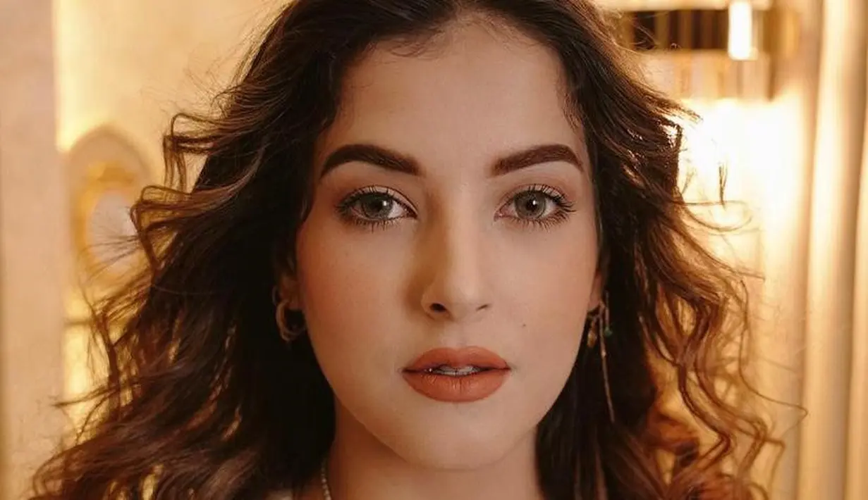 Dalam unggahannya, Tasya Farasya membagikan hasil dari recreate makeup Rose di Titanic. Ia memilih eyeshadow nude dengan eyeliner tipis dan bulu mata yang lentik.(Instagram/tasyafarasya).