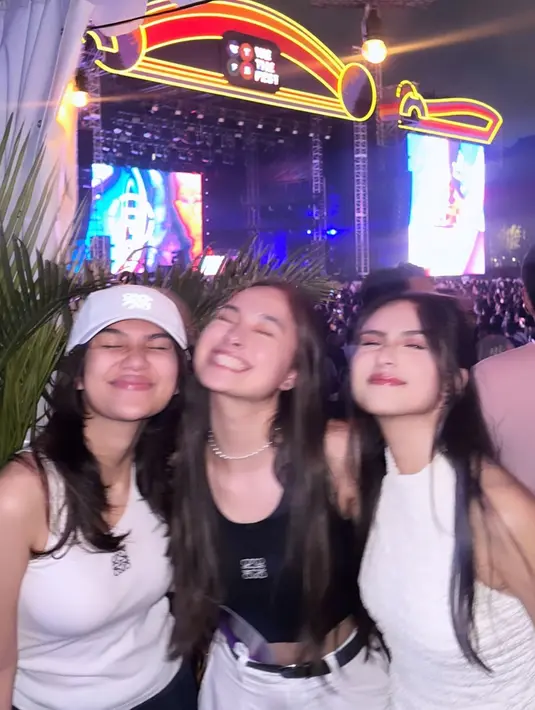 Terlihat juga Caitlin Halderman yang tampil kece dengan crop tank top hitamnya dan baggy pants warna putih.  [@angiemstwn].