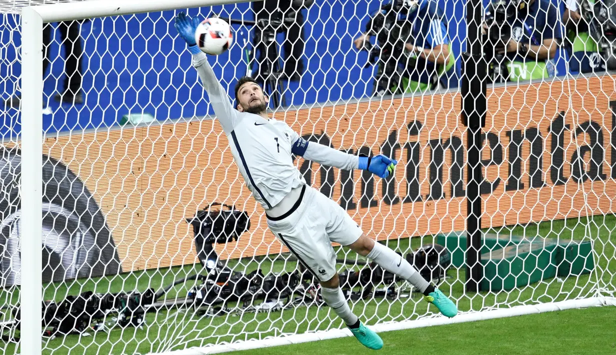 Hugo Lloris - Pemain Timnas Prancis ini mampu melakukan empat kali cleansheet sepanjang putaran final Euro Sepanjang 1020 menit pertandingan ia hanya mencatat sepuluh kali kebobolan. (Foto: AFP/Philippe Lopez)
