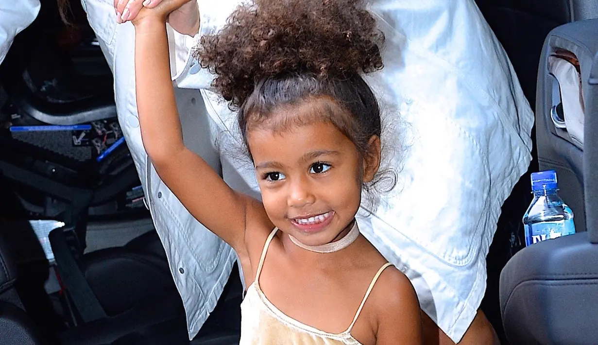 Jadi menurutmu bagaimana dengan keputusan Kim Kardashian untuk meluruskan rambut North West dalam acara sebelum ulang tahunnya ini? (lifeandstylemag.com)