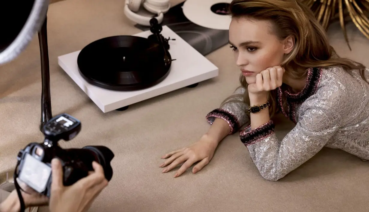Lily-Rose Depp mengenakan jam tangan ini dalam dua look berbeda [Chanel]