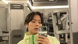 Minhyuk melakukan mirror selfie saat berada di tempat gym. Minhyuk cukup sering berolahraga untuk membentuk tubuh idealnya. (Instagram/@hutazone)