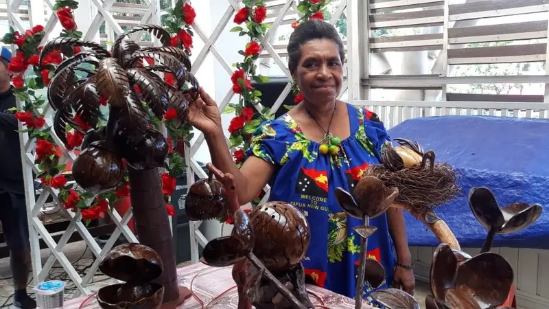 Yane Nari, pegrajin batok kelapa dari Papua