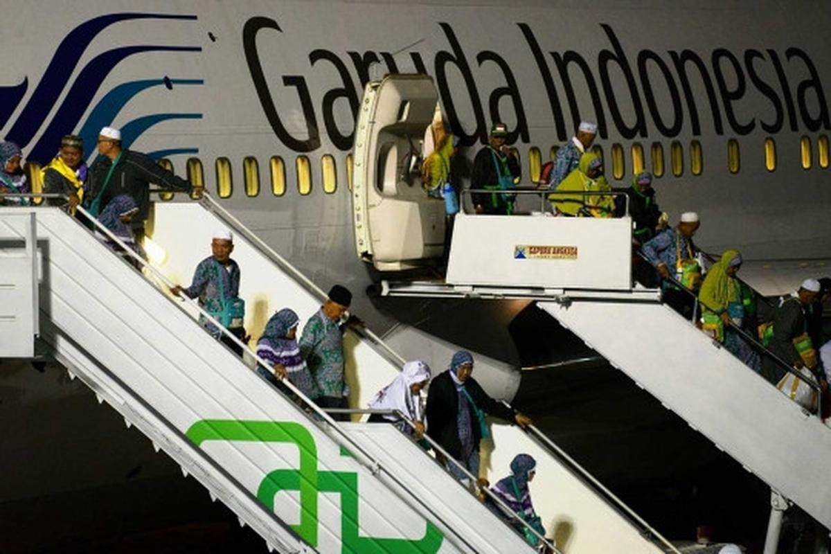 Tiba di Halim, kloter pertama jemaah haji DKI langsung sujud syukur