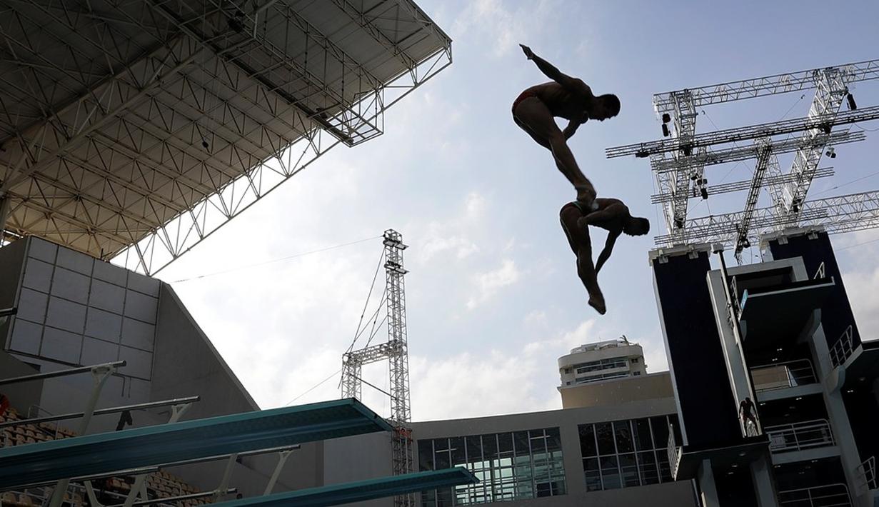 Atlet Meksiko, Rommel Pacheco dan Jahir Ocampo, beraksi dalam sesi latihan loncat indah jelang Olimpiade Rio 2016 di Maria Lenk Aquatic Center, Rio de Janeiro, Brasil, (4/8/2016). (AP/Wong Maye-E)