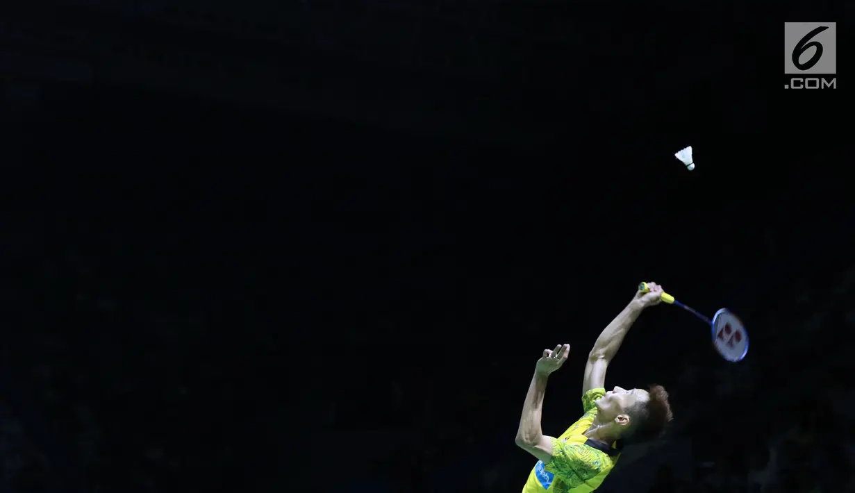 Tunggal putra Malaysia, Lee Chong Wei bersiap smesh saat melawan pebulu tangkis Hong Kong, Ng Ka Long Angus pada 32 besar Indonesia Open 2018, Istora GBK, Jakarta, Rabu (4/7). Lee Chong Wei unggul 21-15, 18-21, 21-10. (Liputan6.com/Helmi Fithriansyah)