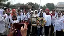 Mensos Khofifah Indar Parawansa foto bersama warga selama acara  Parade Kebangsaan di Jakarta, (1/11/2015). Pelepasan Parade Kebangsaan ini digelar dalam rangka Hari Kesetiakawanan Nasional (HKSN) dan hari pahlawan.(Liputan6/JohanTallo)