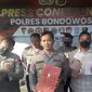 Kapolres Bondowoso AKBP Wimboko menunjukan sejumlah berkas dokumen korupsi Dana Desa  di Desa Lombok Wetan Bondowoso (Istimewa)