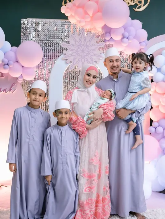 Tak hanya sekedar Aqiqah, rupanya acara itu dibarengi dengan acara ulang tahun putri pertamanya, Khalisa Aghnia Bahira. Kartika Putri menyebut acara tersebut persipannya hanya dua hari. [Foto: instagram/kartikaputriworld]