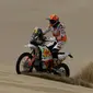 Laia Sanz dari Spanyol mengendarai sepeda motor KTM-nya selama tahap pertama Reli Dakar 2018 antara Lima dan Pisco, Peru, (6/1). Laia Sanz merupakan satu dari 14 wanita yang tampil di Reli Dakar 2018. (AP Photo / Ricardo Mazalan)