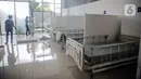Pekerja menyelesaikan pembangunan rumah sakit darurat untuk untuk merawat pasien virus corona COVID-19 di Lippo Plaza Mampang, Jakarta Selatan, Kamis (2/4/2020). Rumah sakit darurat Lippo Plaza Mampang akan dikelola di bawah kendali Siloam Hospitals. (Liputan6.com/Faizal Fanani)