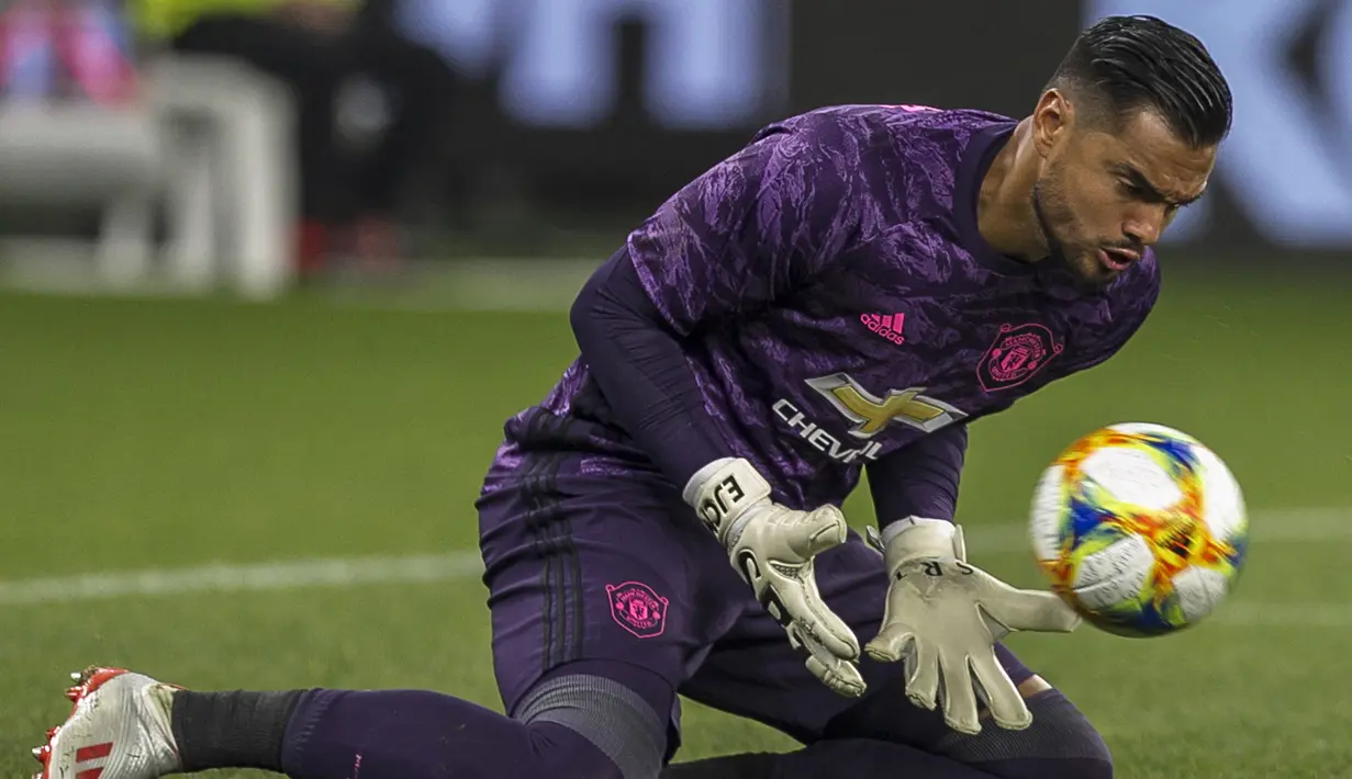 Sergio Romero. Kiper Argentina berusia 34 tahun ini tidak diperpanjang kontraknya bersama Manchester United setelah bergabung sejak 2015/2016. Musim lalu ia hanya diplot sebagai kiper ketiga dan sama sekali tidak dimainkan. Ia diminati Everton, Celta Vigo dan Juventus. (Foto: AFP/Tony Ashby)