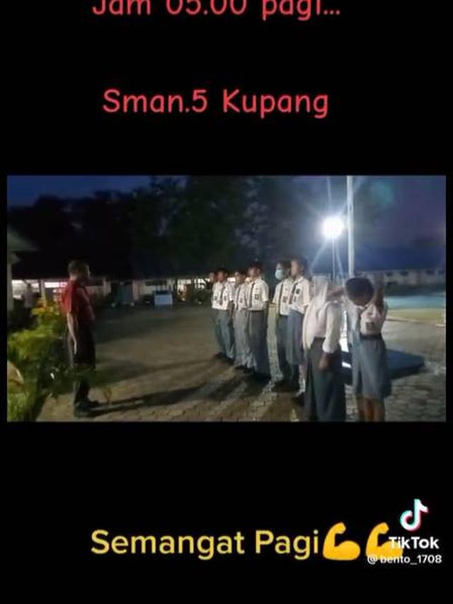 Masih Gelap Gulita, Ini 7 Potret Guru dan Murid di NTT yang Masuk Sekolah Jam 5 Pagi