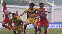 Bek kanan Mitra Kukar, Mahdi Fahri Albaar berebut bola dengan striker PSM Makassar, Ferdinand Sinaga pada babak pertama babak 8 besar Piala Presiden di Stadion Aji Imbut, Tenggarong. (Bola.com/Muhammad Ridwan)